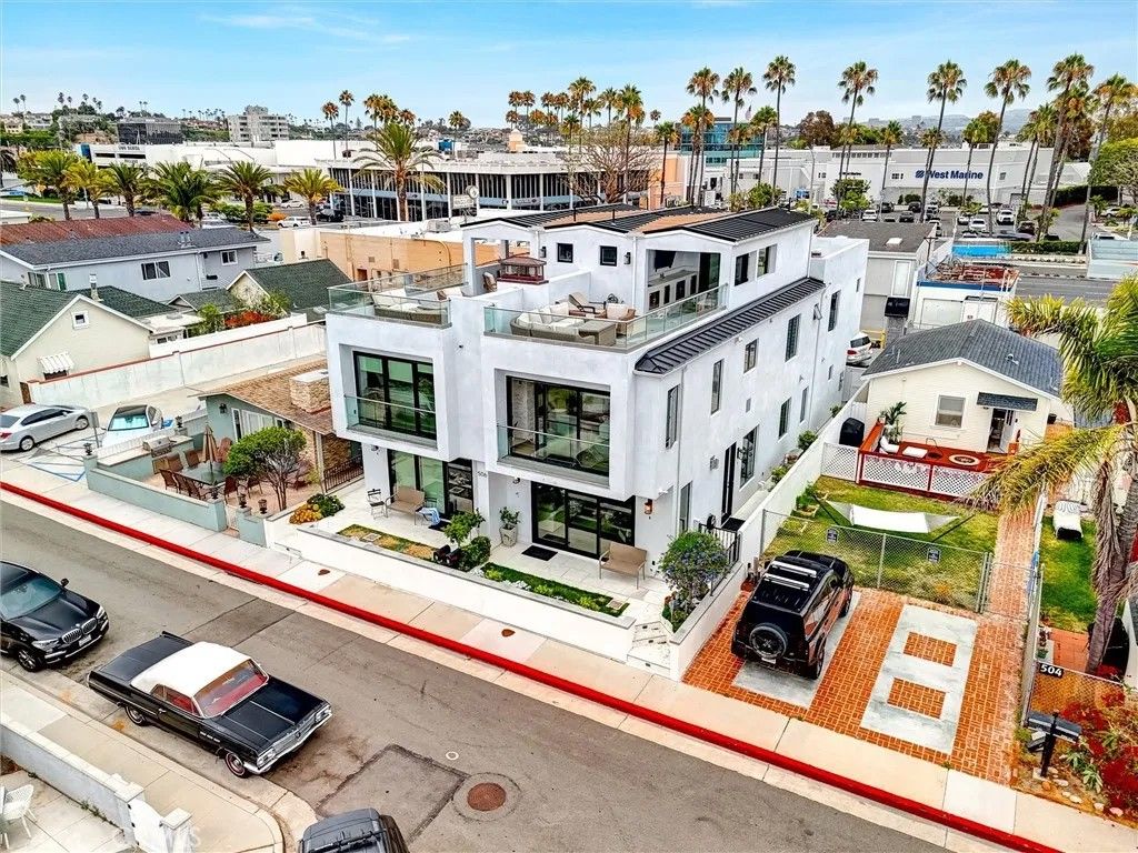 Photo of 506 Clubhouse Avenue, Newport Beach, CA 92663 (MLS # NP26010130)