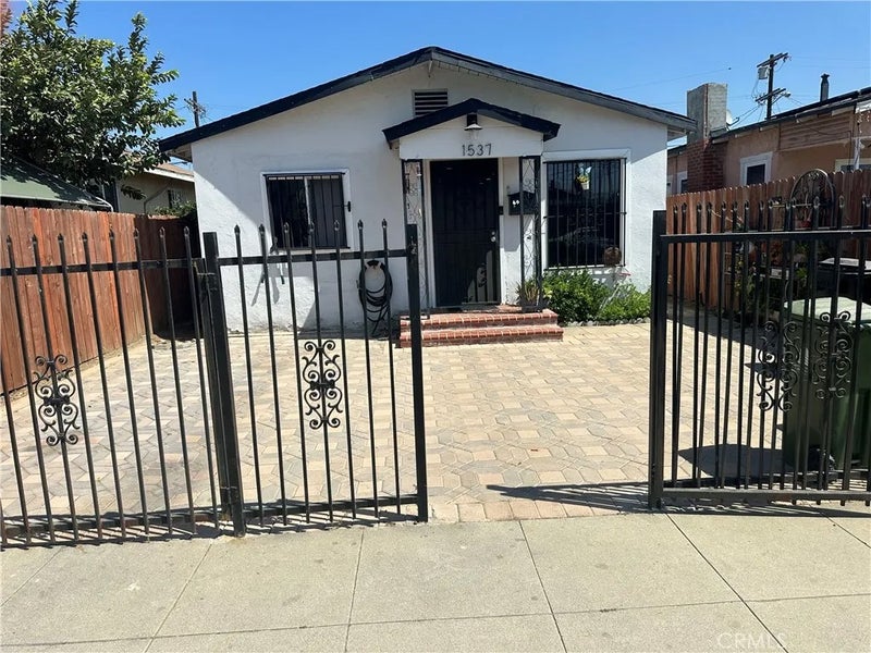1537 W 60th