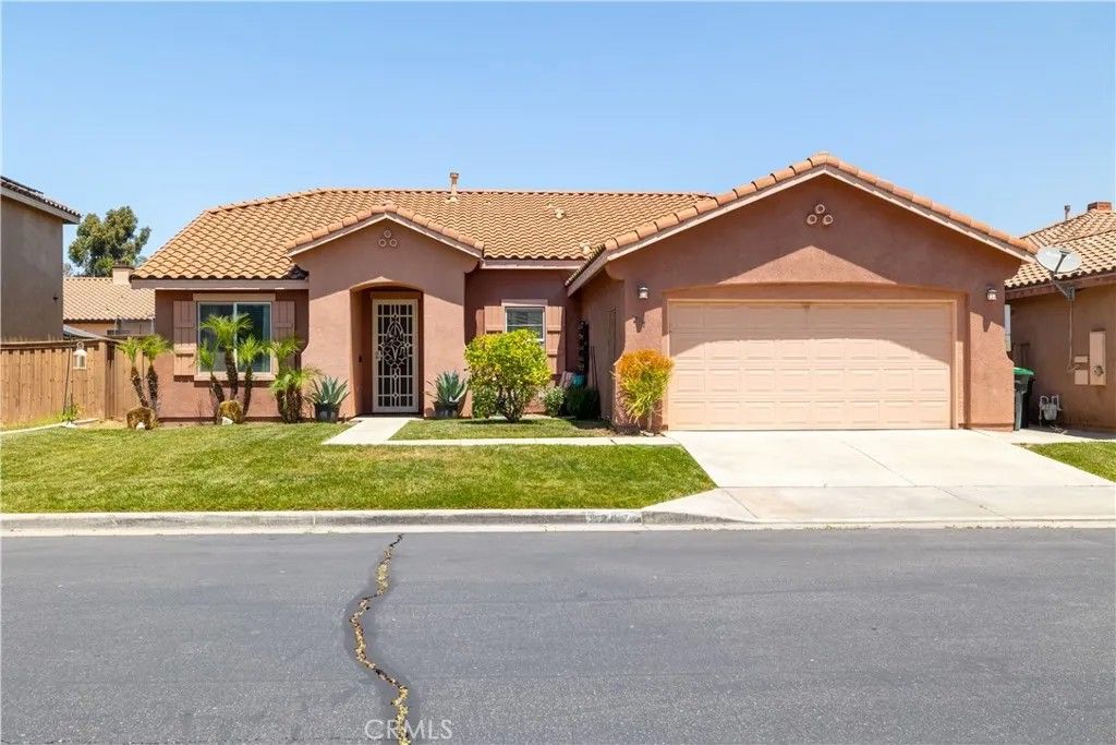 Photo of 217 La Amistad WAY, Hemet, CA 92545 (MLS # SW26121454)