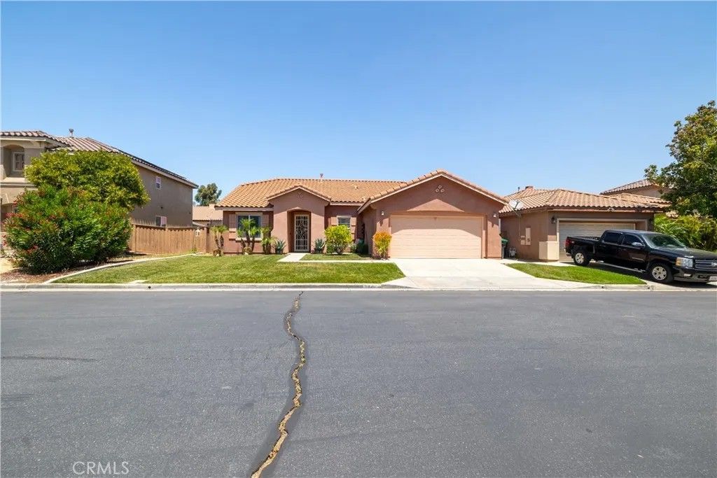 Photo of 217 La Amistad WAY, Hemet, CA 92545 (MLS # SW26121454)