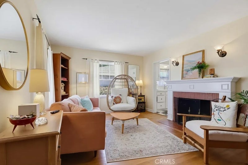 1366 Roycroft