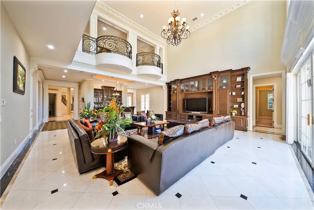355 W Palm Dr