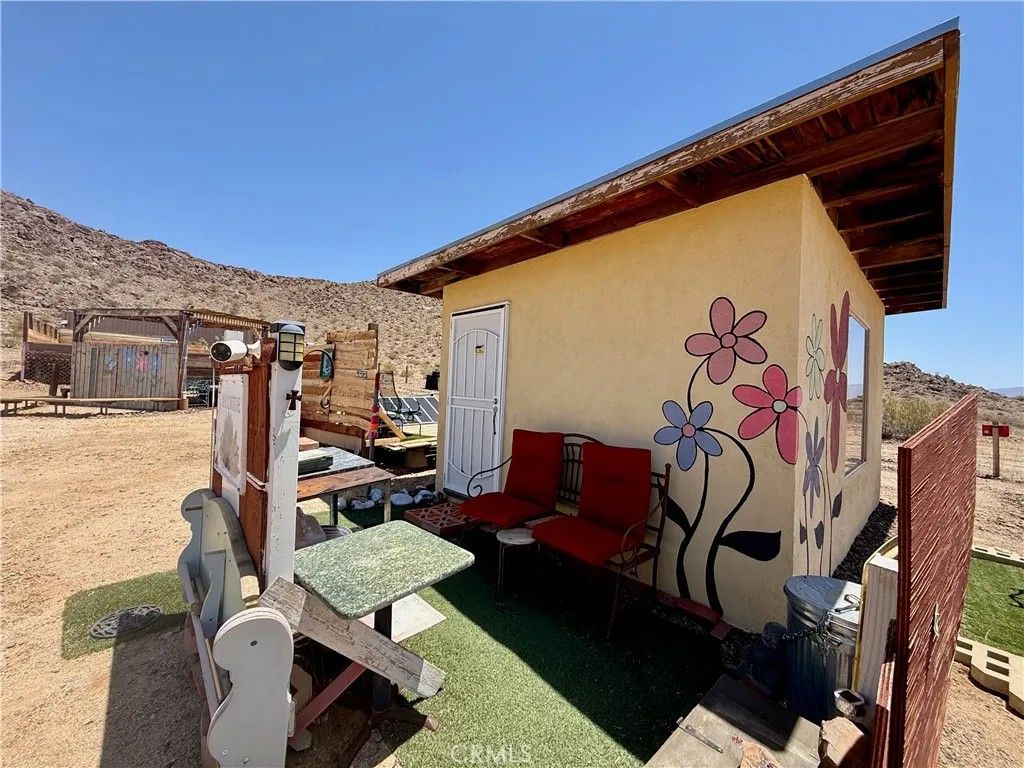 Photo of 63398 Lakeview Rd, Joshua Tree, CA 92252 (MLS # JT26107631)
