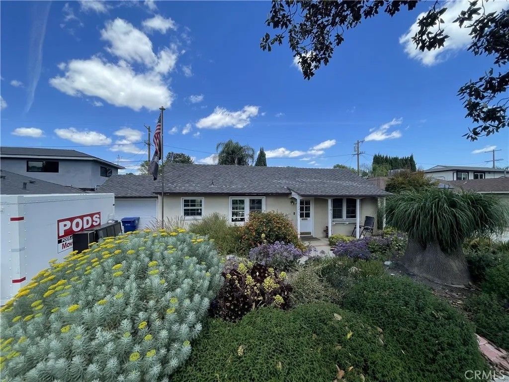 Photo of 17435 Runnymede Street, Van Nuys, CA 91406 (MLS # SR26086062)