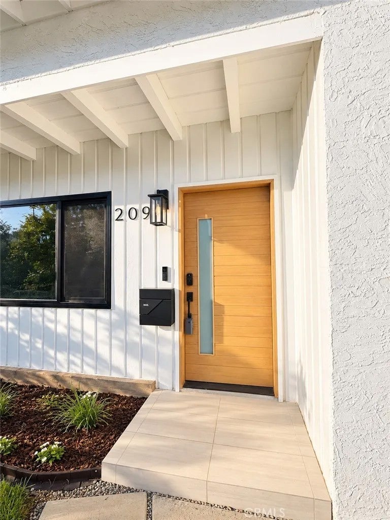 209 W Markland