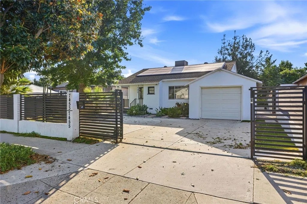 Photo of 7455 Blewett Avenue, Van Nuys, CA 91406 (MLS # SR26203901)