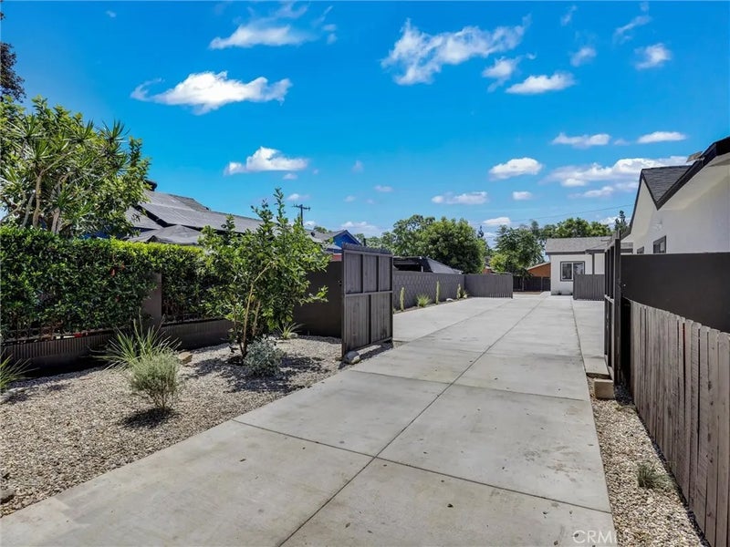 1050 W Chestnut Avenue