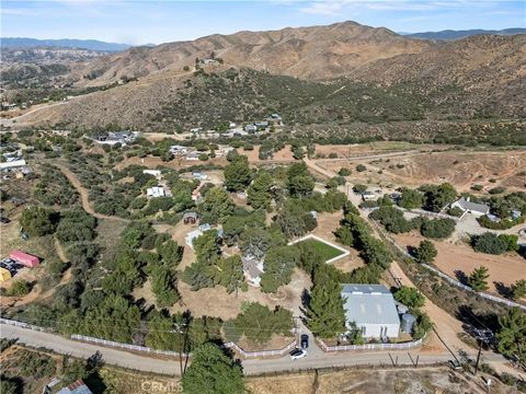 Photo of 32651 Teller Avenue, Agua Dulce, CA 91390 (MLS # SR25097877)