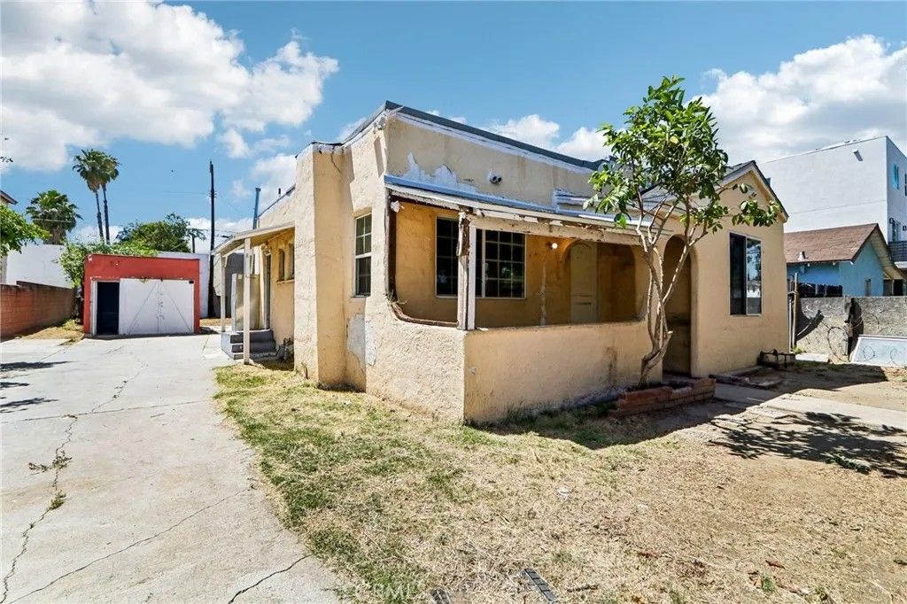 Photo of 7315 Woodley AVE, Van Nuys, CA 91406 (MLS # SR26110389)