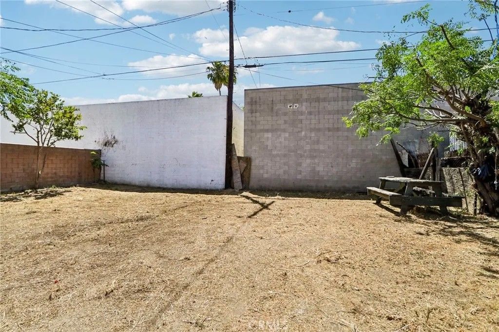 Photo of 7315 Woodley AVE, Van Nuys, CA 91406 (MLS # SR26110389)