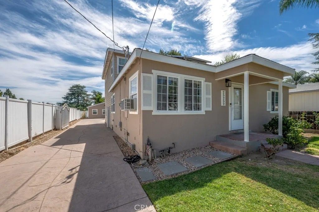 Photo of 25252 Atwood Blvd, Newhall, CA 91321 (MLS # SR26057446)