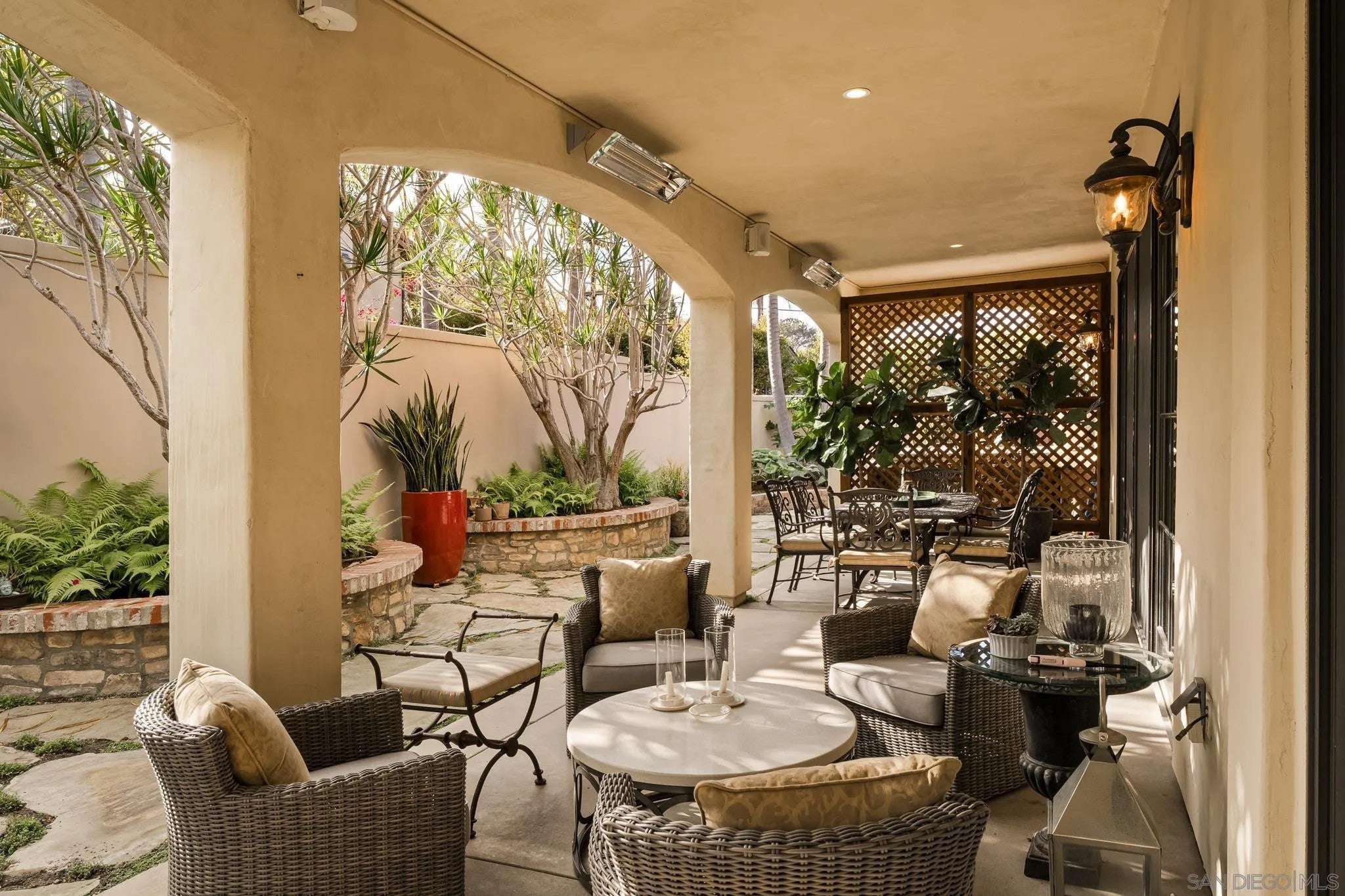1040 Crest Dr
