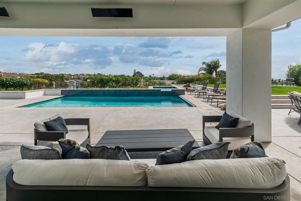 Photo of 2023 Via Ladeta, La Jolla, CA 92037 (MLS # 250040818)