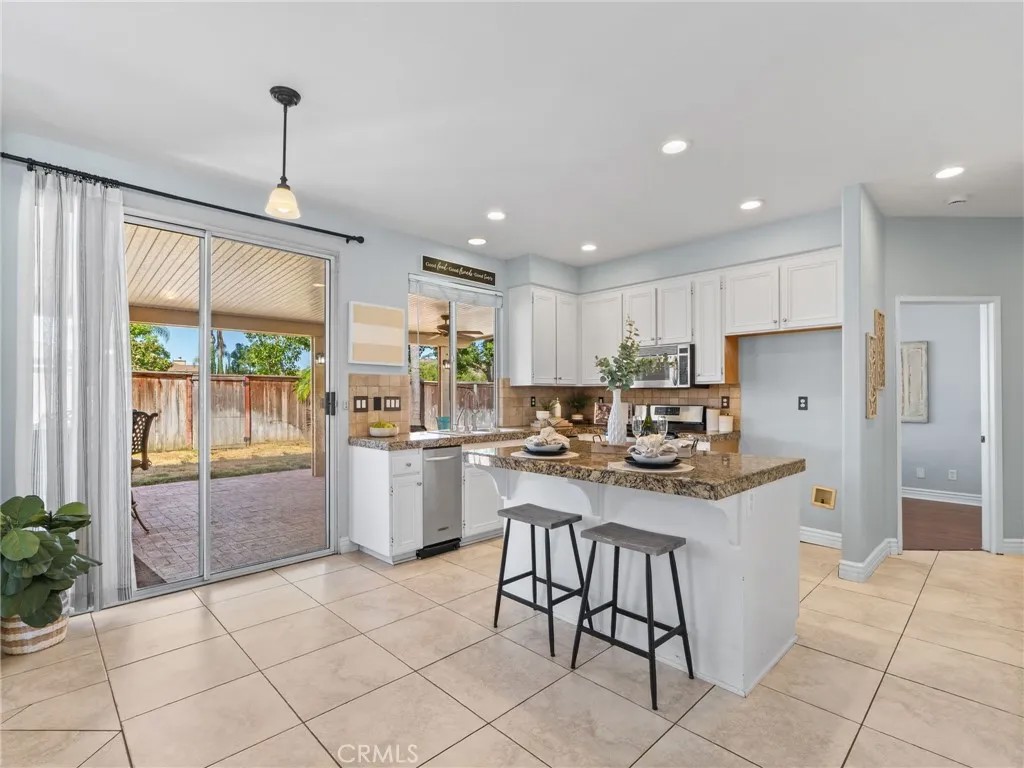 3323 Avocado Vista