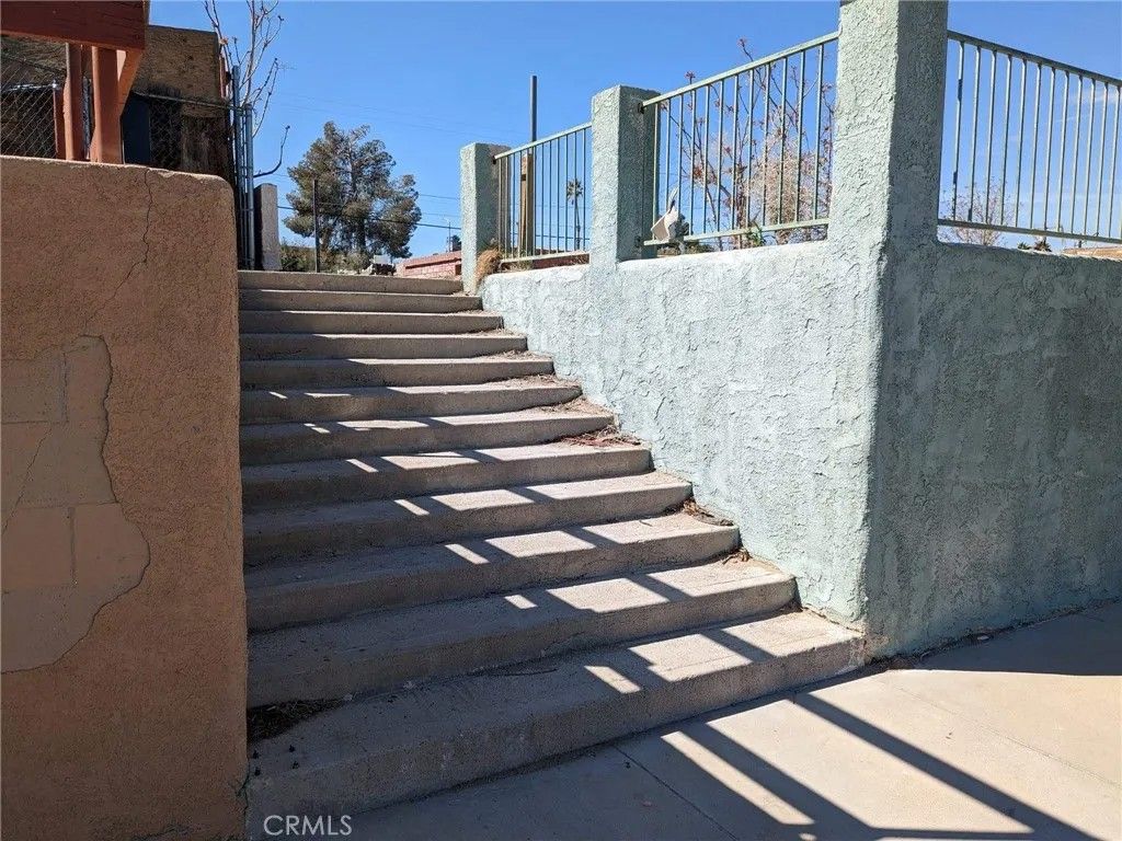 Photo of 226 E Fredricks St, Barstow, CA 92311 (MLS # SR25272263)