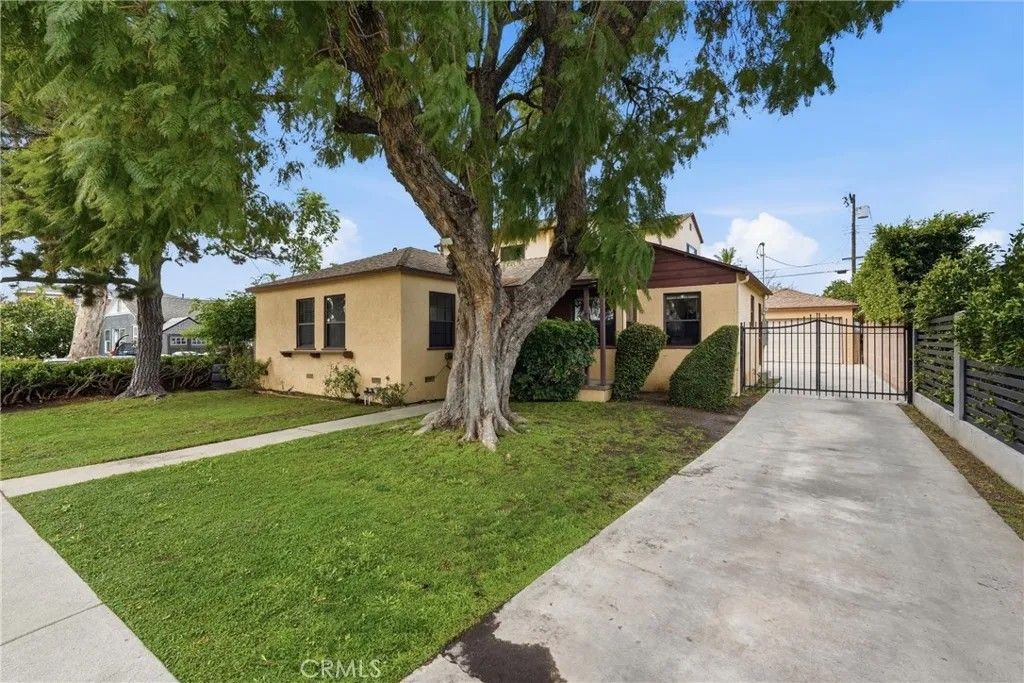 Photo of 6637 Balcom Ave, Reseda, CA 91335 (MLS # SR26039491)