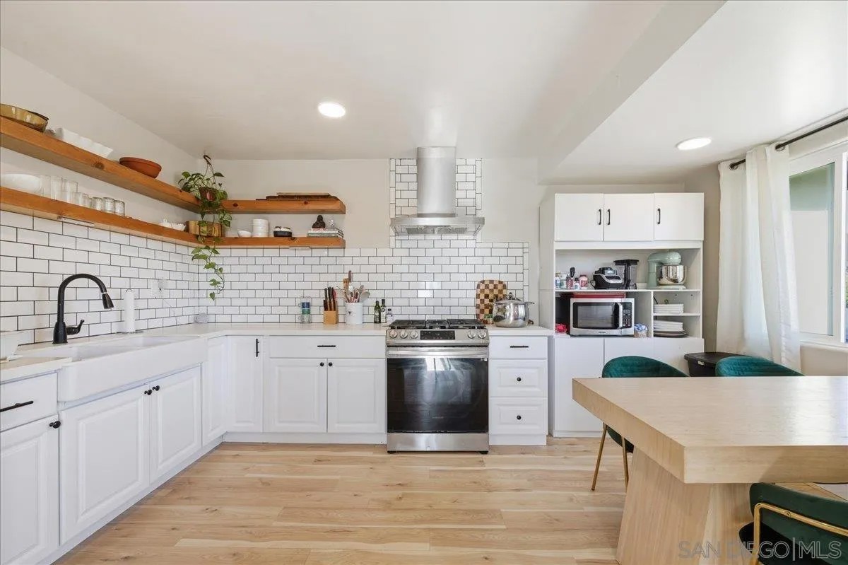 5934 Dwight