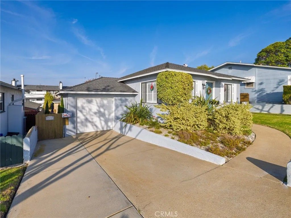 Photo of 623 E Grand Avenue, El Segundo, CA 90245 (MLS # SB25277556)