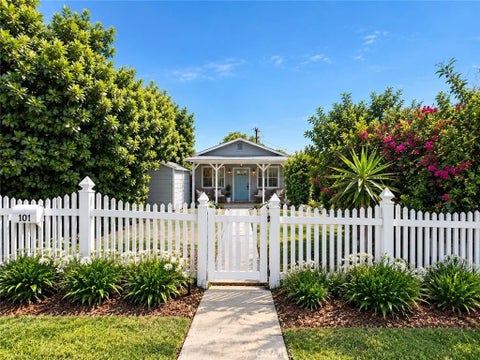 Photo of 1454 N Clybourn Avenue, Burbank, CA 91505 (MLS # SR26185048)