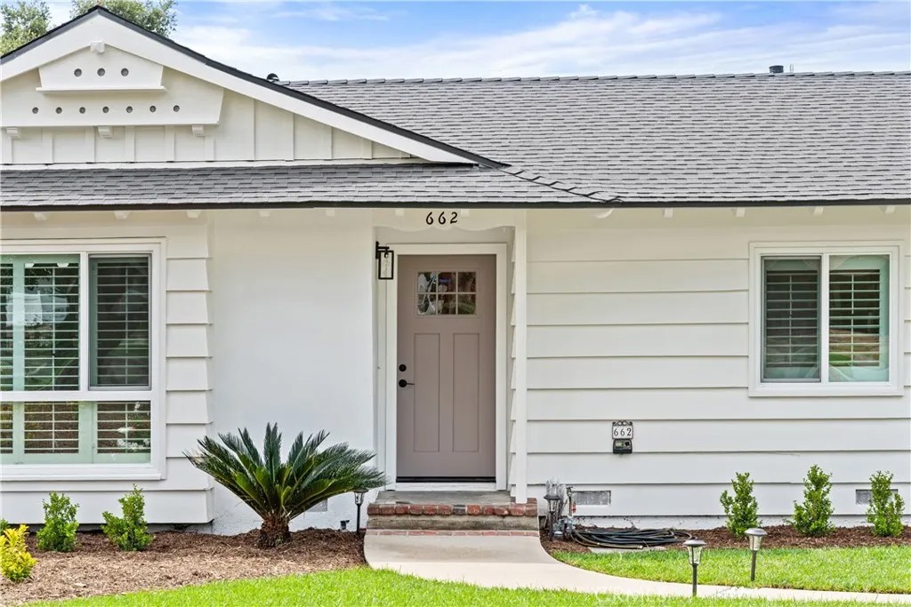 662 E Foothill