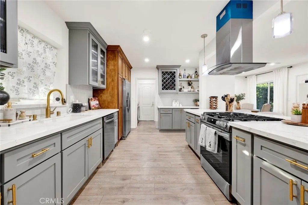 Photo of 9054 Darby Avenue, Northridge, CA 91325 (MLS # SR25280695)