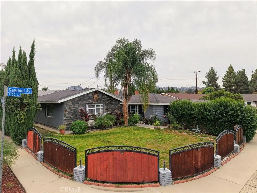 1402 Gayland