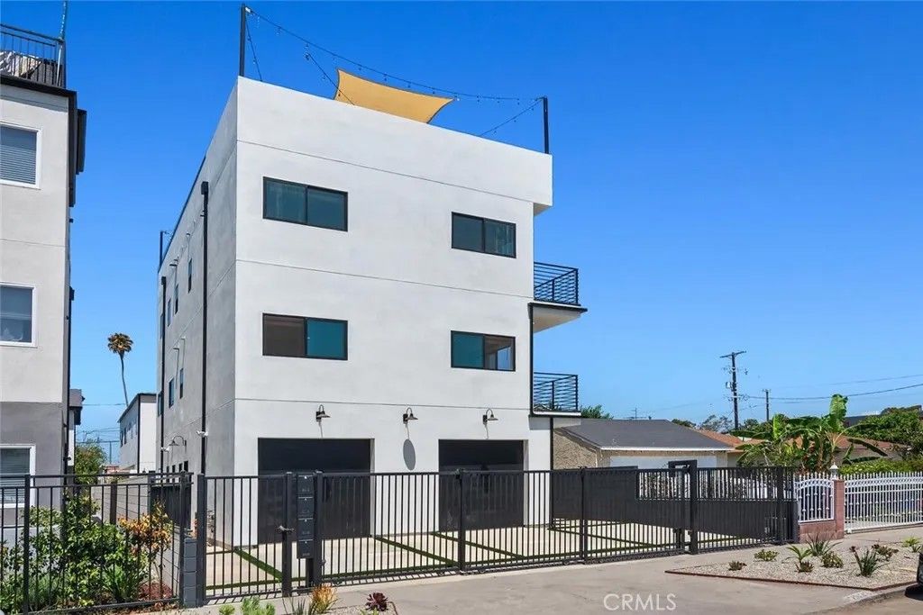 Photo of 2633 S Cochran Ave, Los Angeles, CA 90016 (MLS # BB26035743)