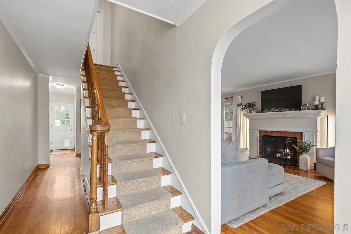 2719 Chatsworth