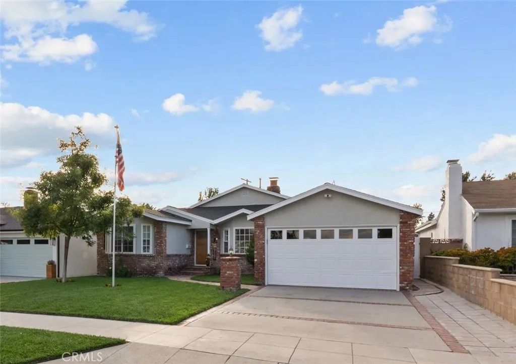 Photo of 1903 N Screenland Dr, Burbank, CA 91505 (MLS # SR26011441)