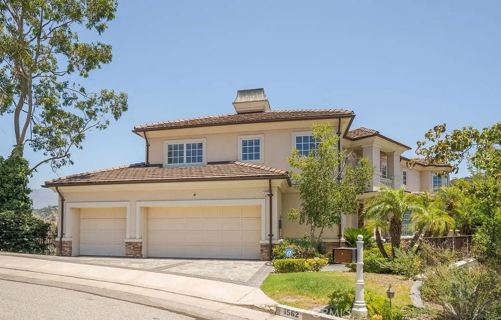 Photo of 1562 Arundle Pl, Glendale, CA 91206 (MLS # WS26009075)