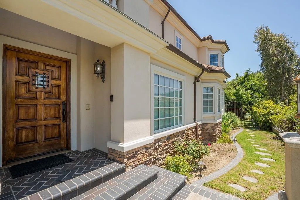 Photo of 1562 Arundle Pl, Glendale, CA 91206 (MLS # WS26009075)