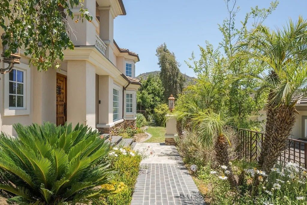 Photo of 1562 Arundle Pl, Glendale, CA 91206 (MLS # WS26009075)