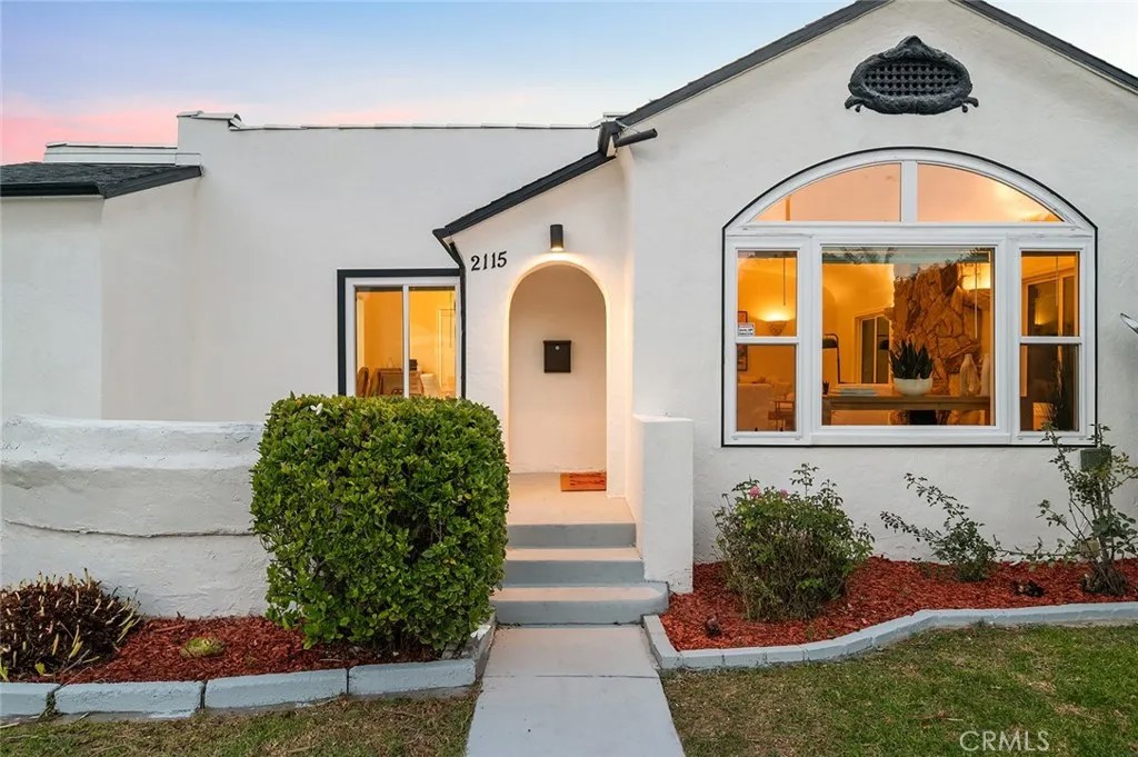 2115 S Redondo
