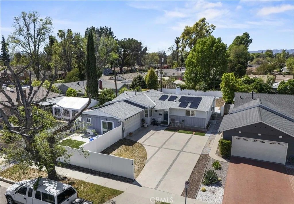 Photo of 8353 Chimineas Ave, Northridge, CA 91325 (MLS # SR26071343)