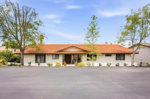 Photo of 258 Vista Grande Gln, Escondido, CA 92025 (MLS # NDP2603026)