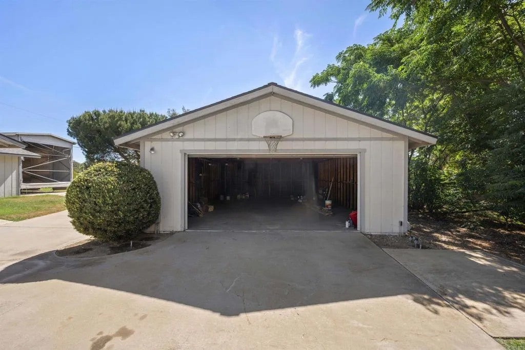 842 Hanson Ln