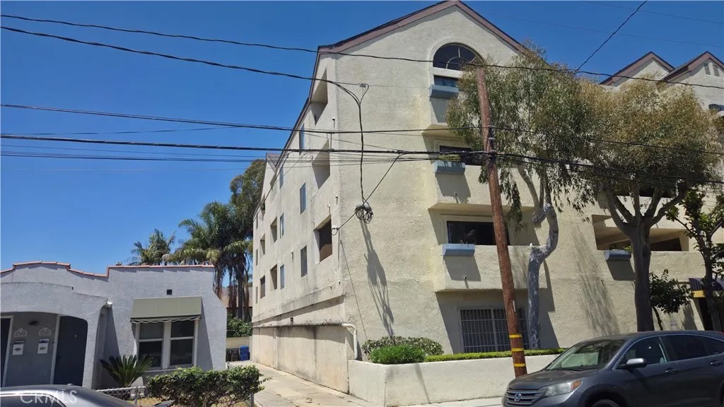 2309 E 17th 202
