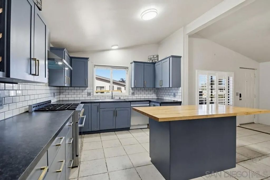 Photo of 611 Via Santa Paulo, Vista, CA 92081 (MLS # 260005910)