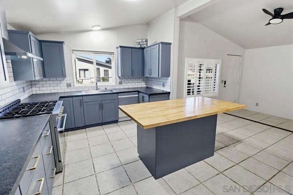 Photo of 611 Via Santa Paulo, Vista, CA 92081 (MLS # 260005910)