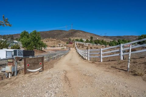Photo of 9555 Hierba Road, Agua Dulce, CA 91390 (MLS # SR25170533)