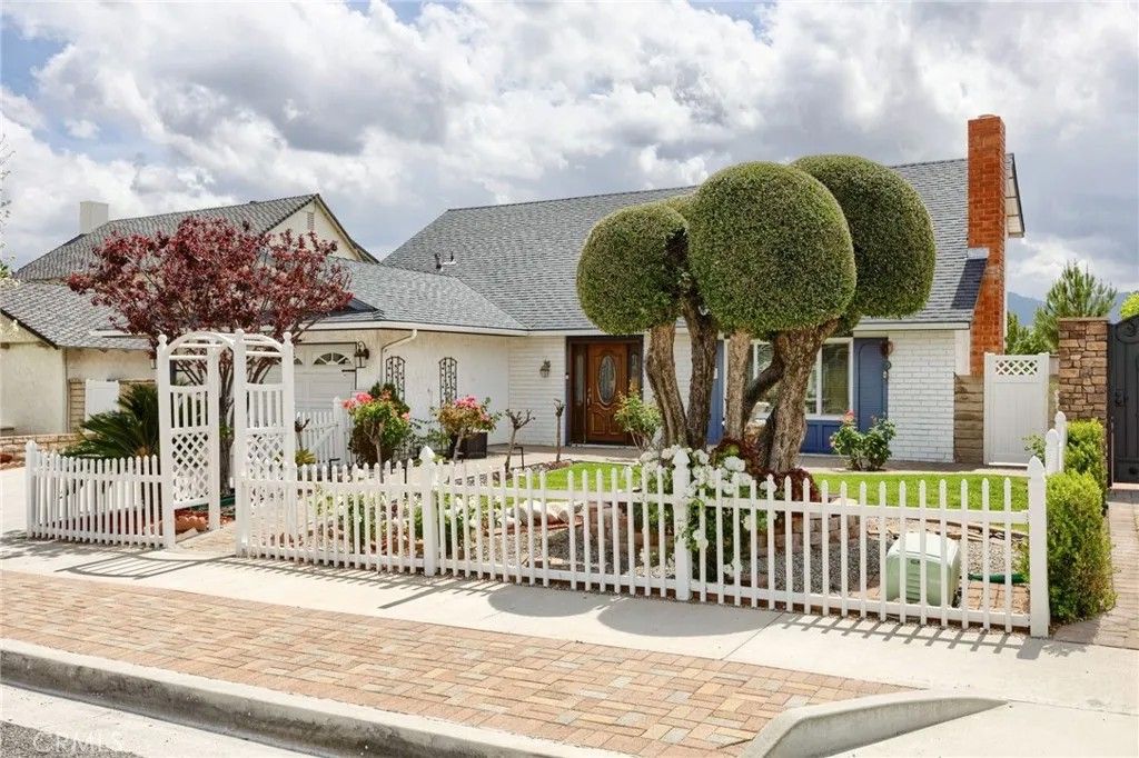 Photo of 16738 Goodvale Rd, Canyon Country, CA 91387 (MLS # SR26075540)