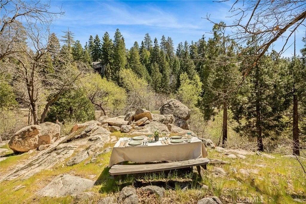Photo of 813 Brentwood Dr, Lake Arrowhead, CA 92352 (MLS # IG26066940)