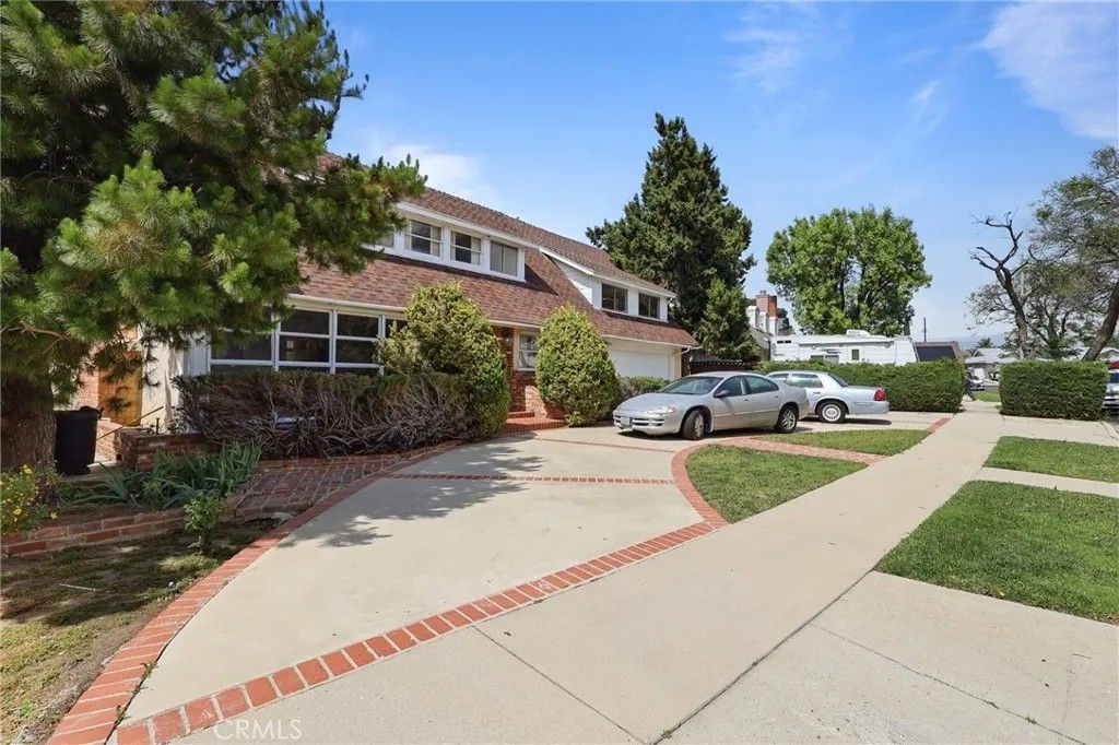 Photo of 9831 Quartz Ave, Chatsworth, CA 91311 (MLS # SR26073414)