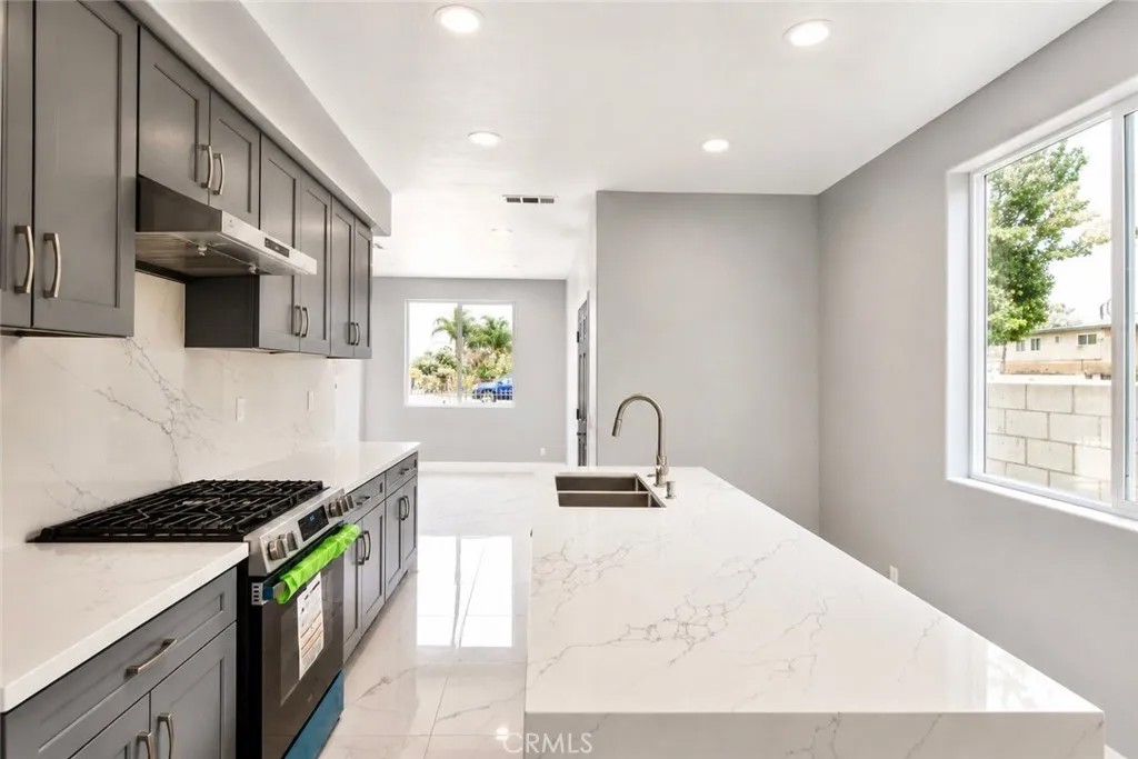 1439 S Palomares