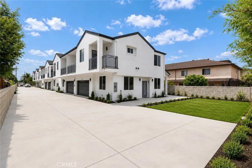 1439 S Palomares