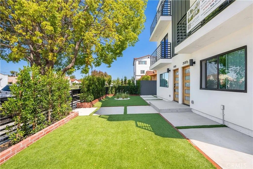 Photo of 2922 12th Avenue, Los Angeles, CA 90018 (MLS # MB26090023)