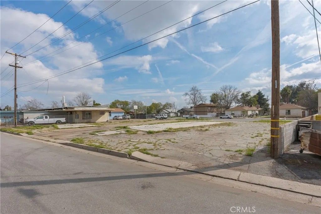 Photo of 217 Niles Place, Bakersfield, CA 93305 (MLS # NS26043693)