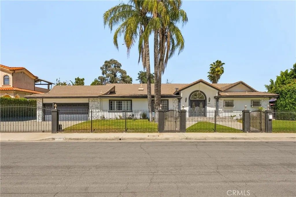 Photo of 18841 Pasadero Drive, Tarzana, CA 91356 (MLS # SR26066128)