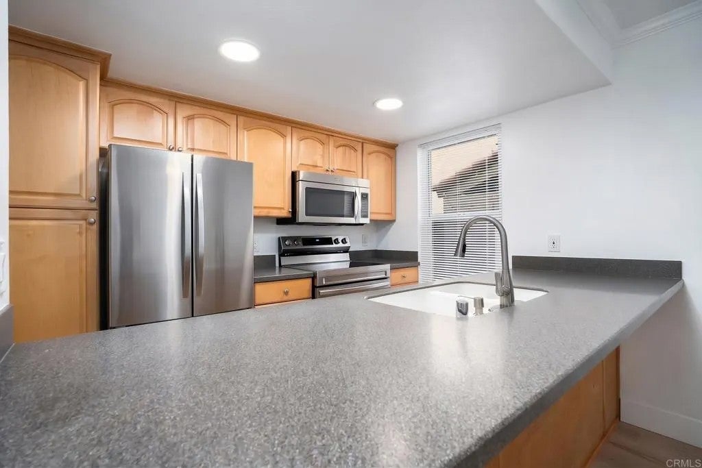 4222 Menlo Avenue 28