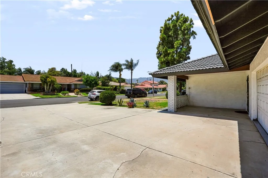 1033 Alta Loma